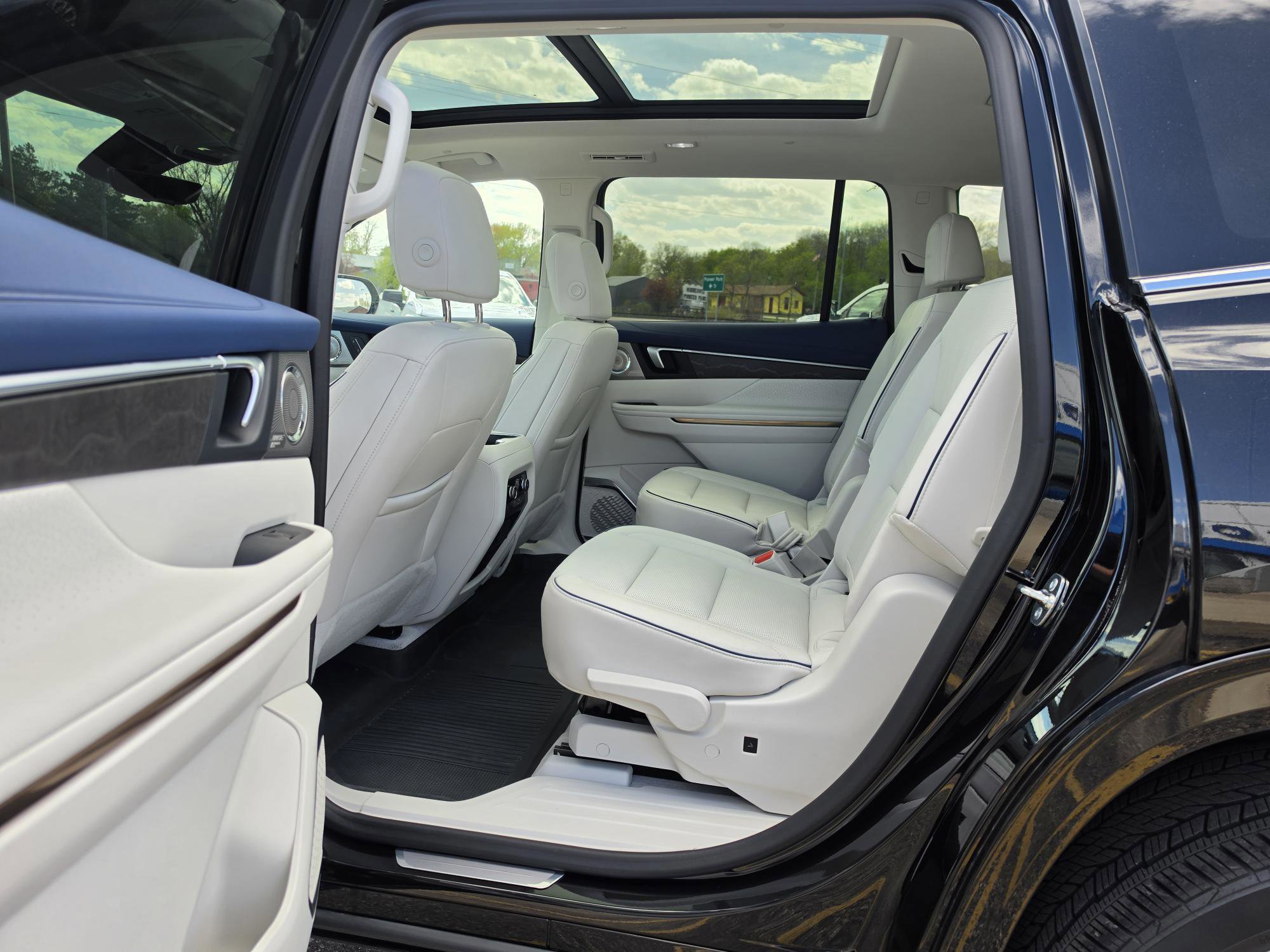 Used 2026 Buick Enclave Avenir w/ Super Cruise Package AWD/4WD image 5