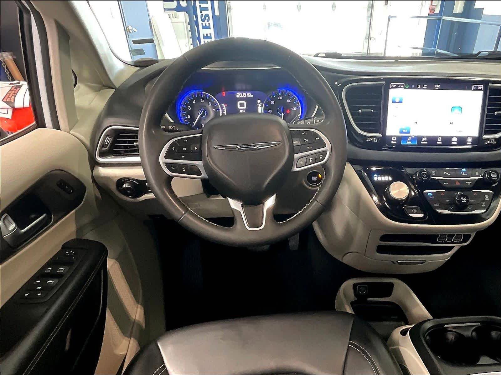 Used 2023 Chrysler Pacifica Touring-L FWD image 18