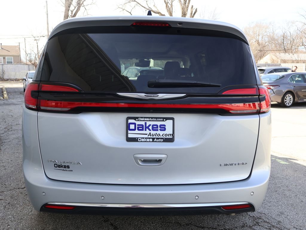 Used 2024 Chrysler Pacifica Limited image 6