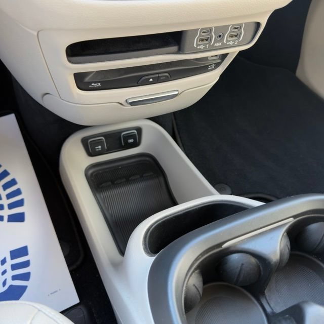 Used 2021 Chrysler Pacifica Touring-L w/ Uconnect Theater Family Group FWD image 23