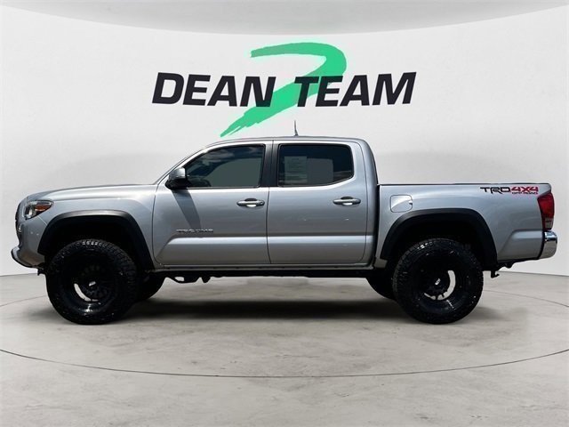 Used 2017 Toyota Tacoma TRD Off-Road w/ Tow Package (A/T) image 5