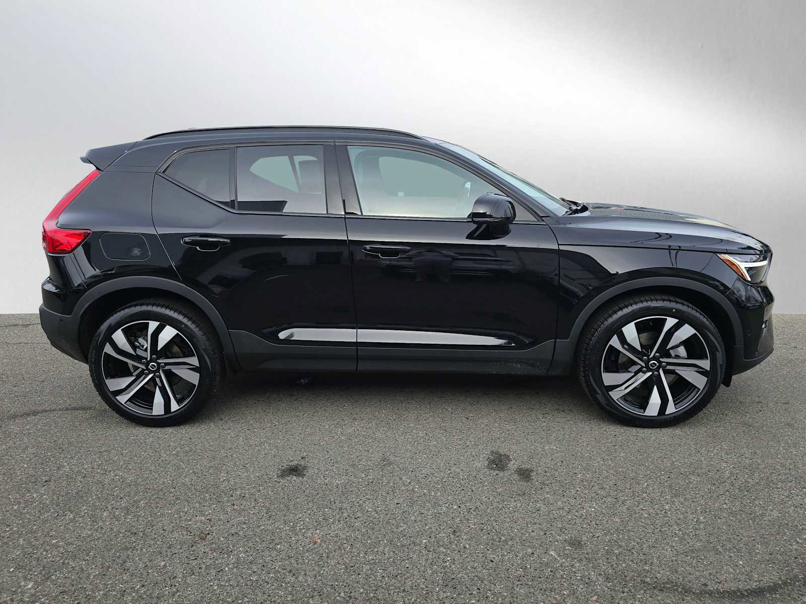 New 2026 Volvo XC40 B5 Ultra w/ Climate Package image 2
