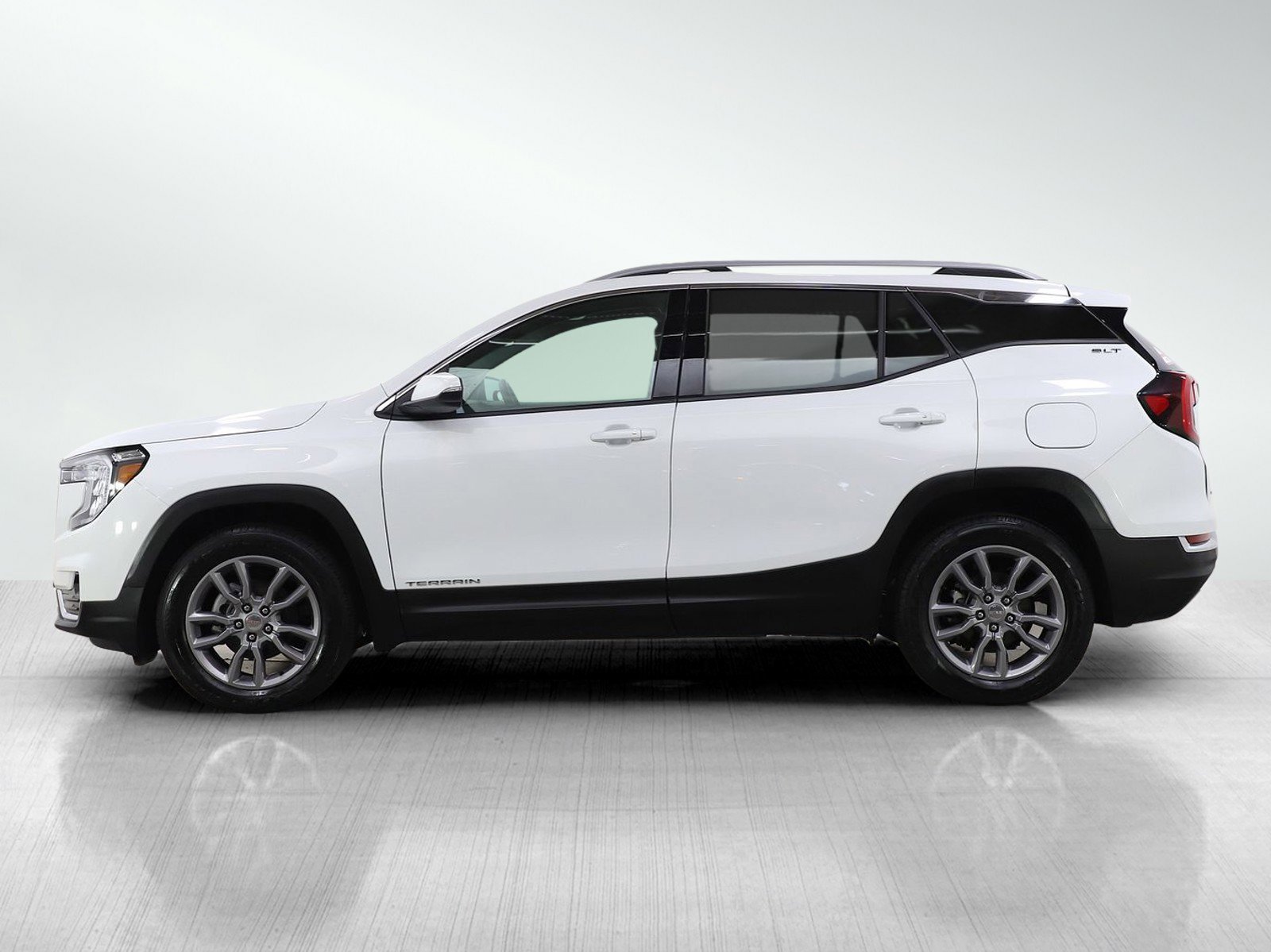 Used 2024 GMC Terrain SLT AWD/4WD image 2
