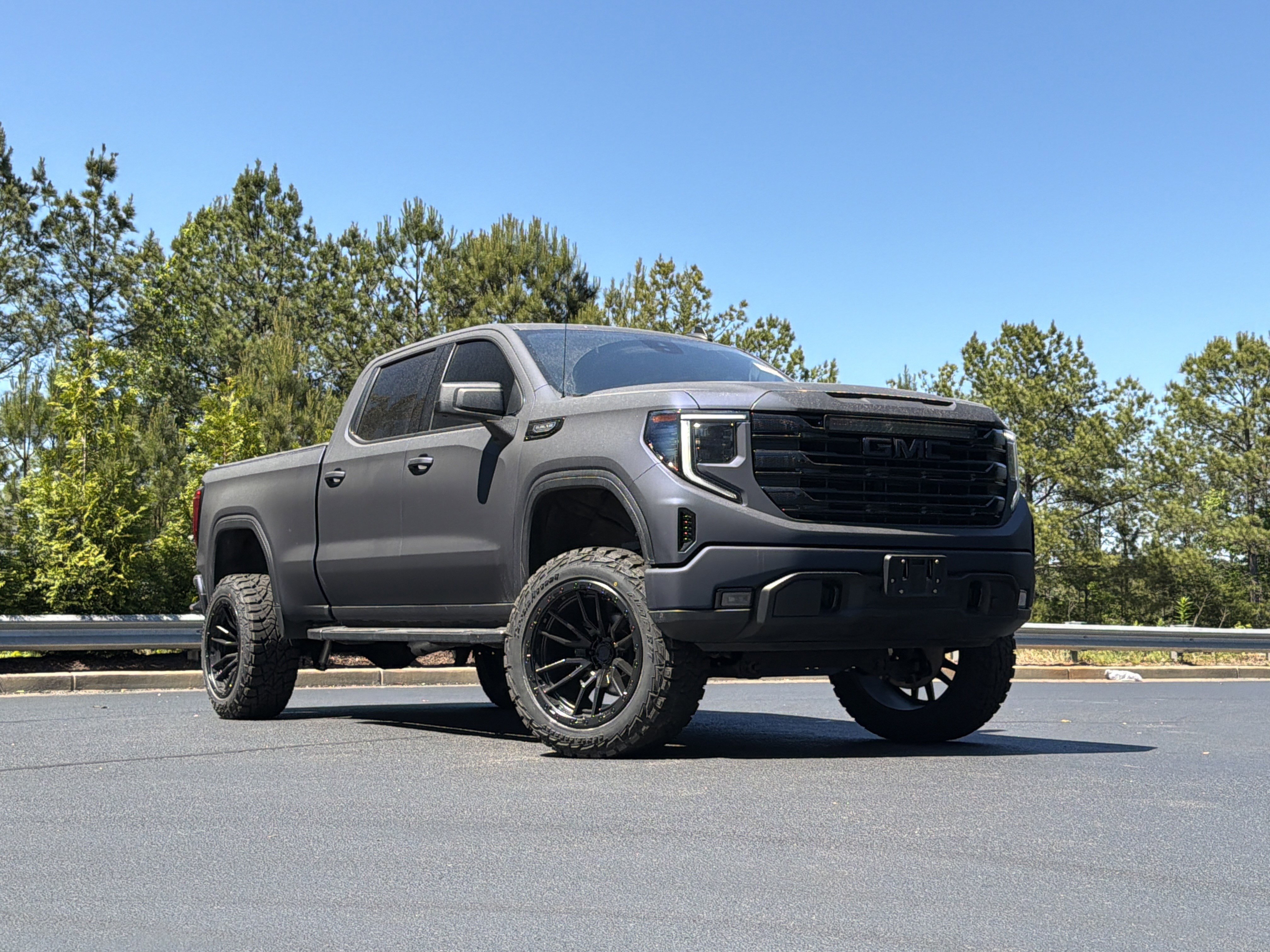 Used 2022 GMC Sierra 1500 Elevation w/ X31 Off-Road Package AWD/4WD image 2