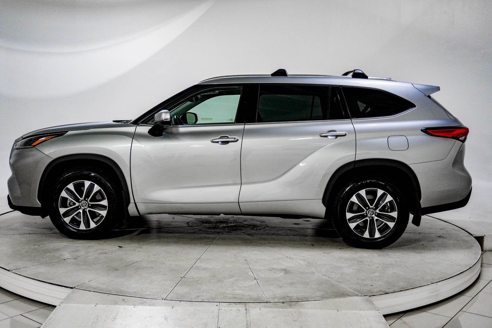 Used 2021 Toyota Highlander XLE image 5
