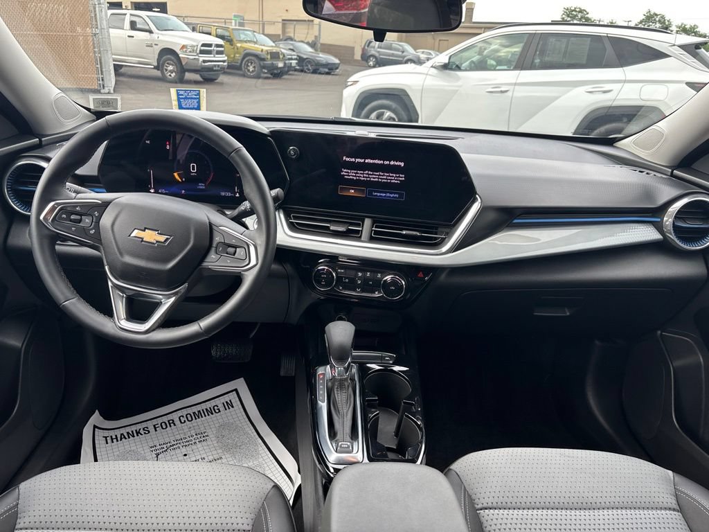Used 2024 Chevrolet Trax LT w/ Sunroof Package FWD image 17
