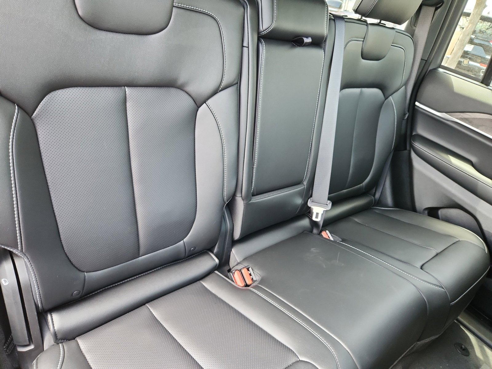 New 2025 Jeep Grand Cherokee Limited w/ Luxury Tech Group II image 18