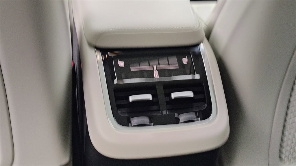 New 2026 Volvo XC60 B5 Ultra w/ Climate Package image 30