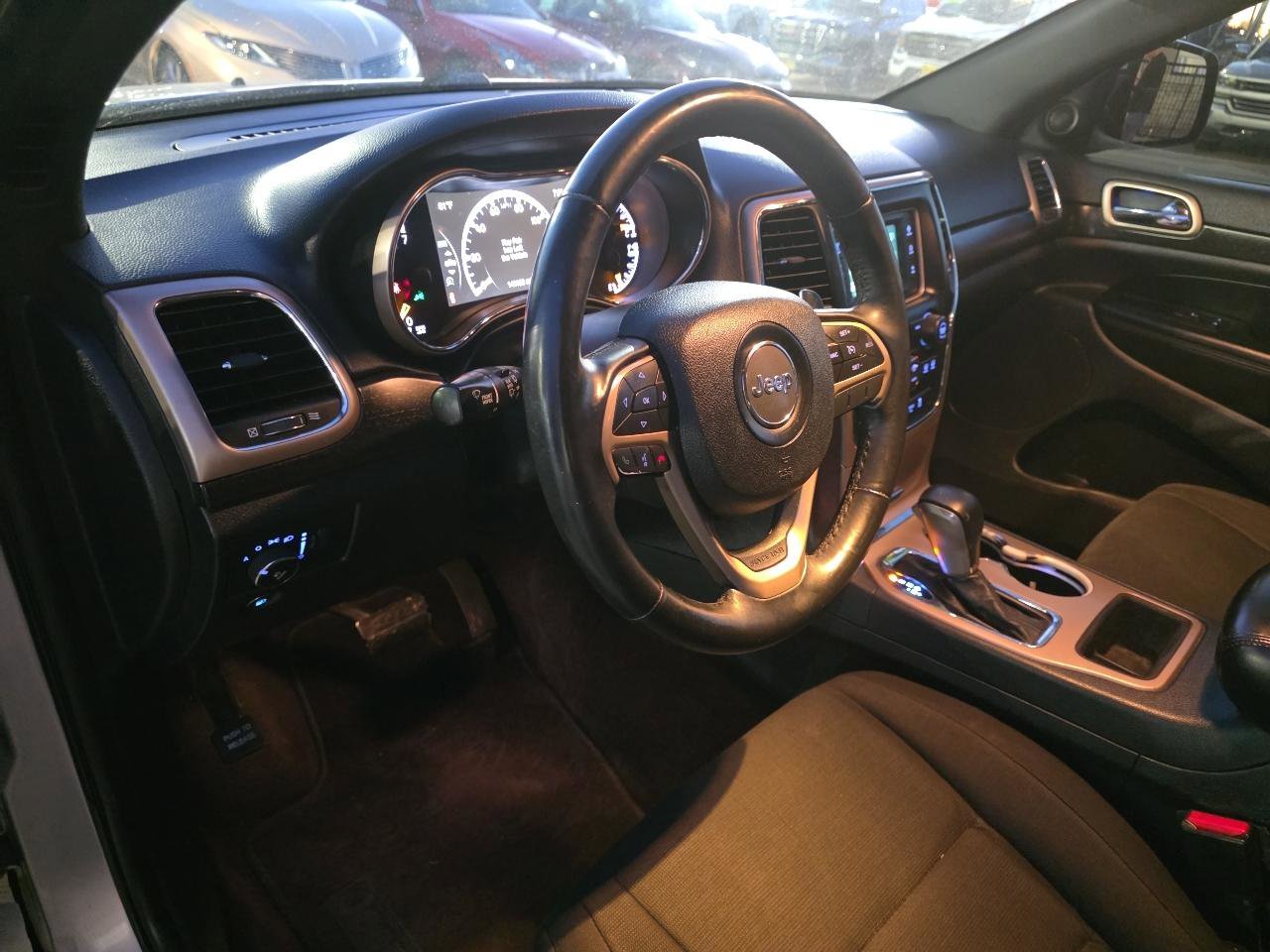 Used 2017 Jeep Grand Cherokee Laredo w/ Quick Order Package 2BE image 10