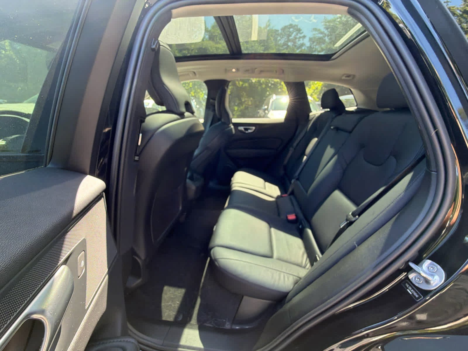 Used 2024 Volvo XC60 B5 Plus w/ Protection Package Premier AWD/4WD image 24