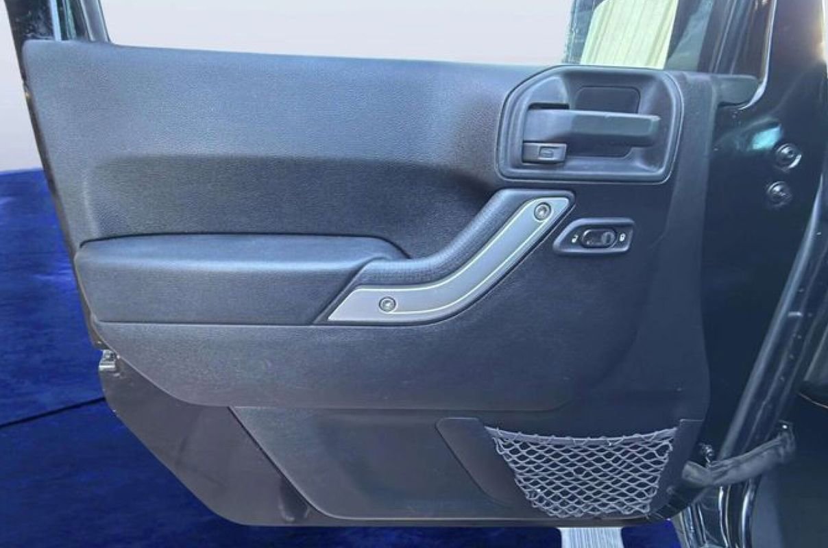 Used 2012 Jeep Wrangler Unlimited Rubicon w/ Connectivity Group image 17