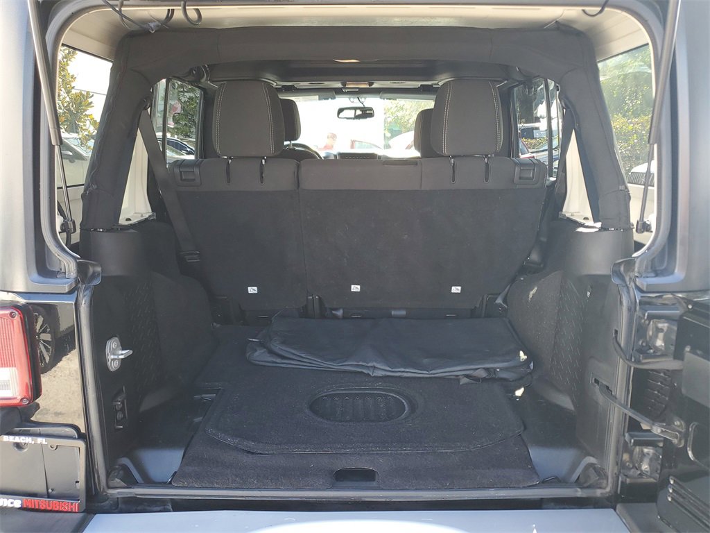 Used 2015 Jeep Wrangler Unlimited Sahara image 11