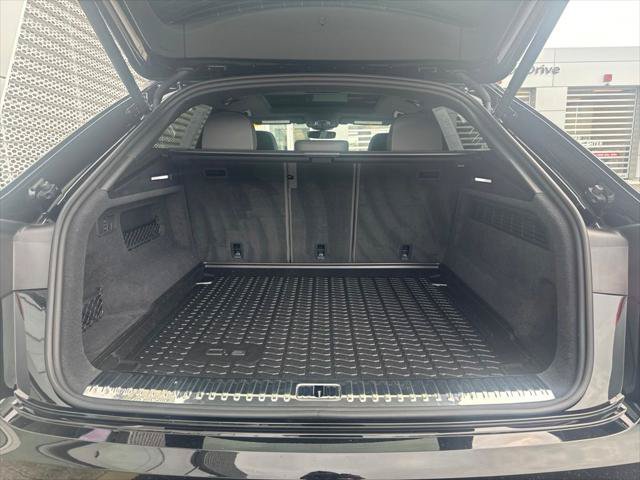 Used 2022 Audi Q8 Prestige AWD/4WD image 27