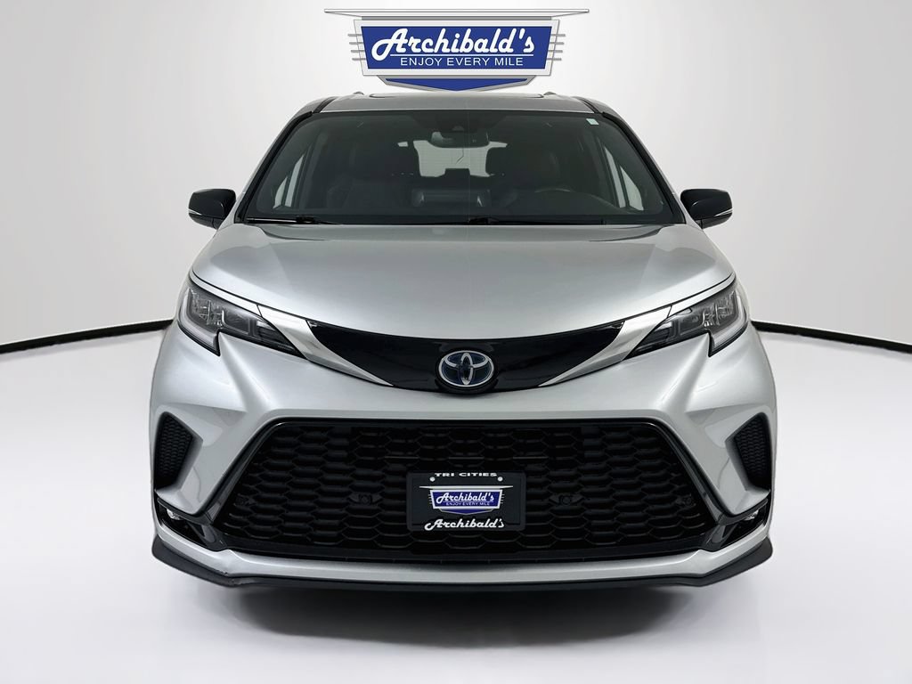 Used 2023 Toyota Sienna XSE AWD/4WD image 2