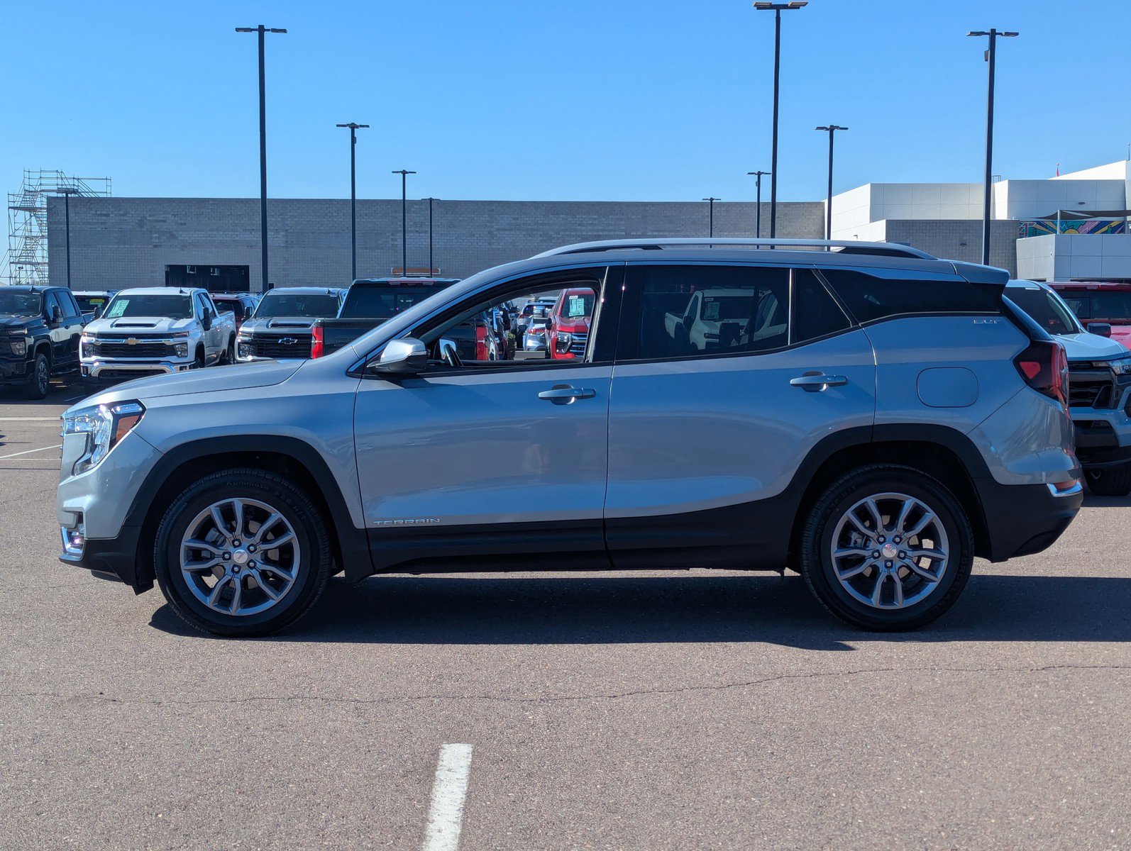 Certified 2024 GMC Terrain SLT image 3