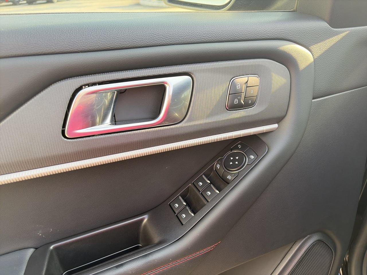 Used 2025 Ford Explorer ST AWD/4WD image 19