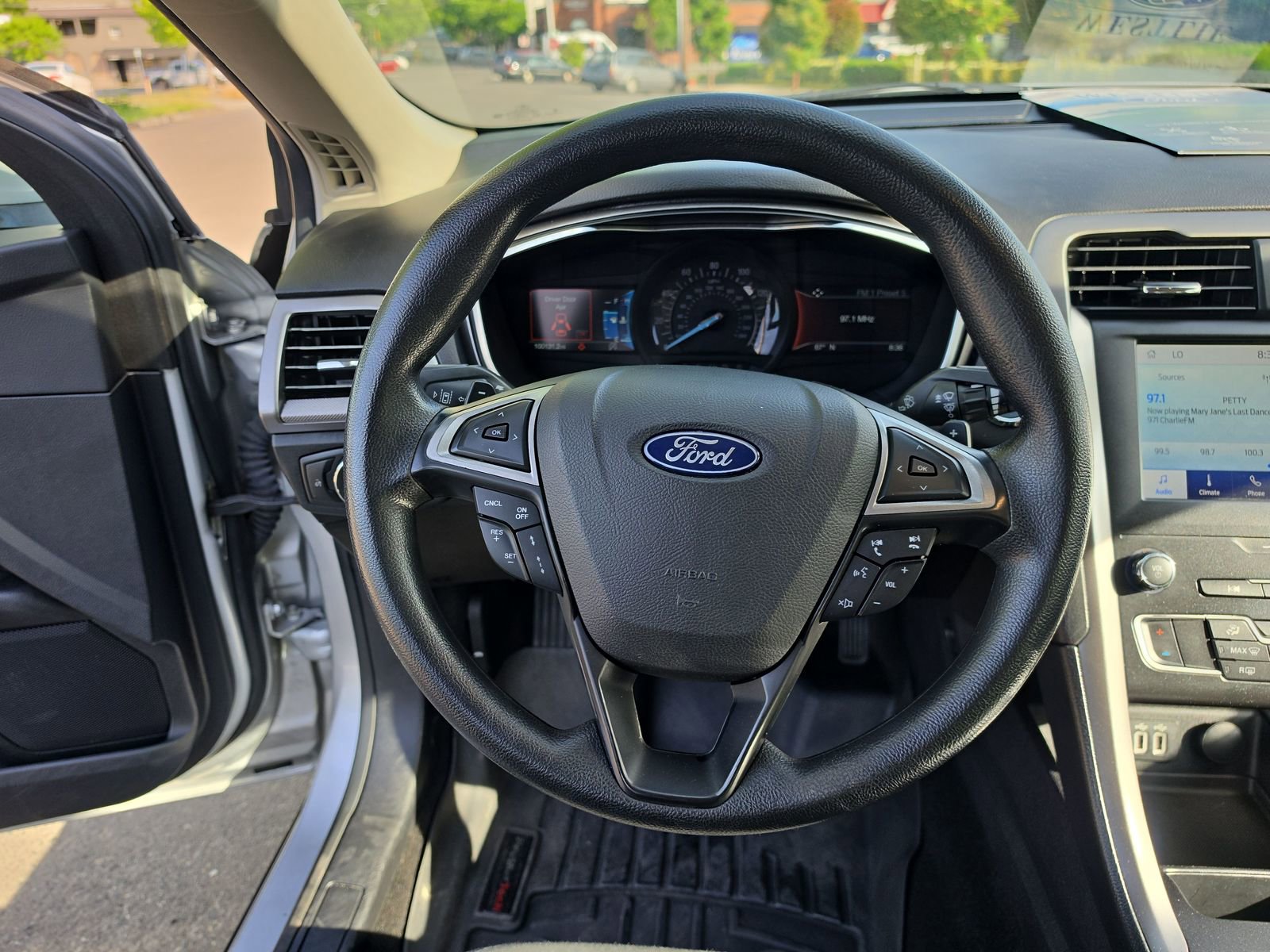 Used 2019 Ford Fusion SE FWD image 11