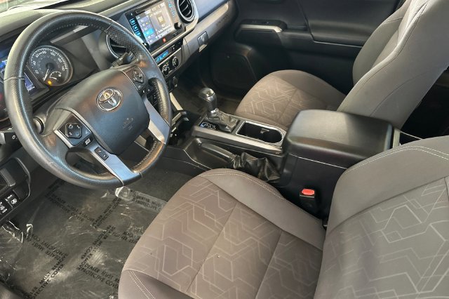 Used 2017 Toyota Tacoma TRD Off-Road AWD/4WD image 11