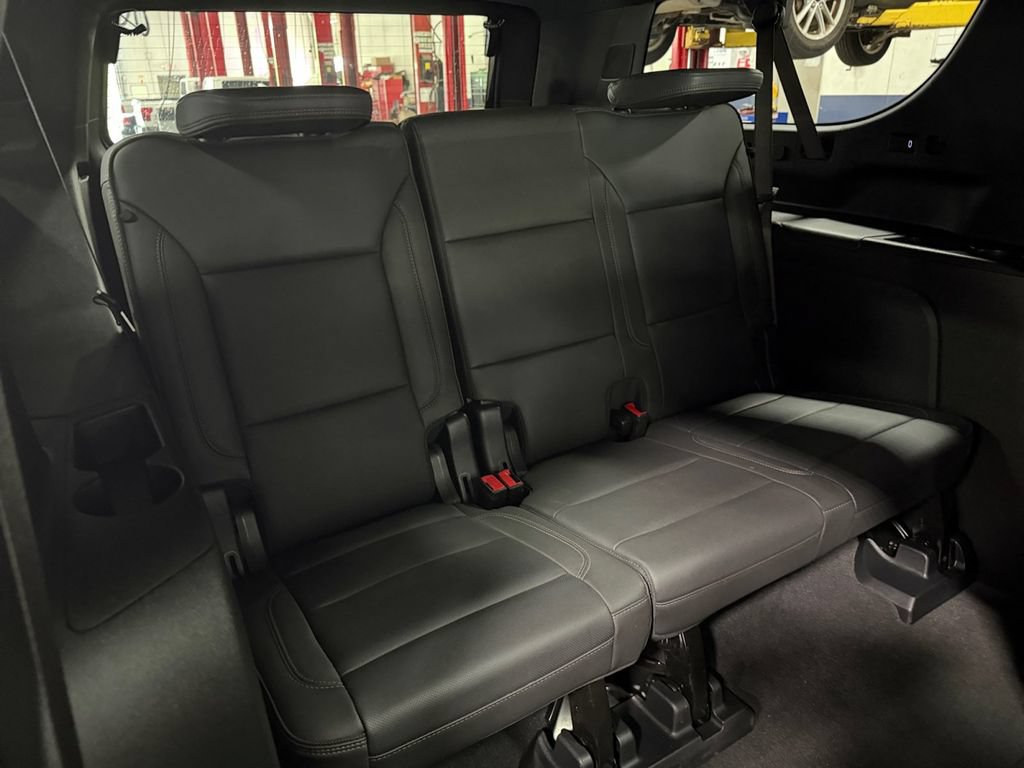 Used 2025 Chevrolet Suburban High Country AWD/4WD image 32