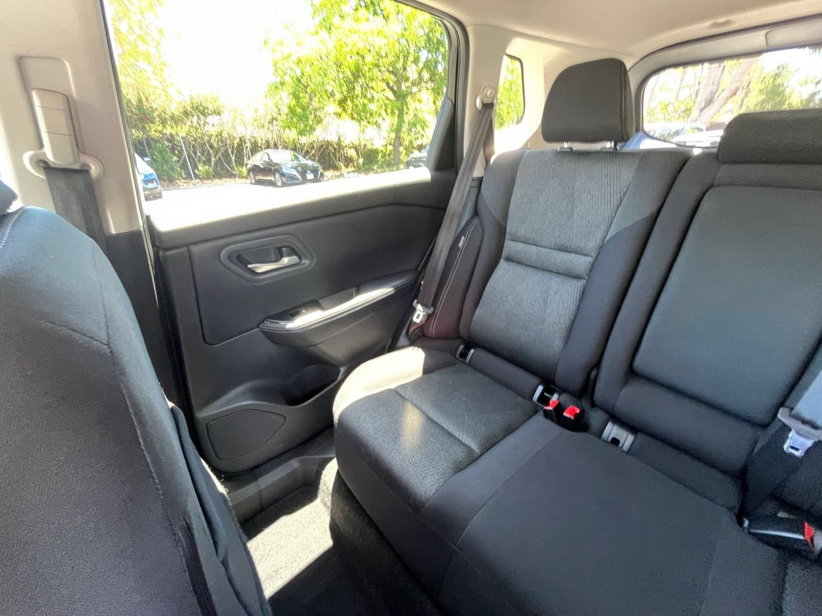 Used 2025 Nissan Rogue SV FWD image 40