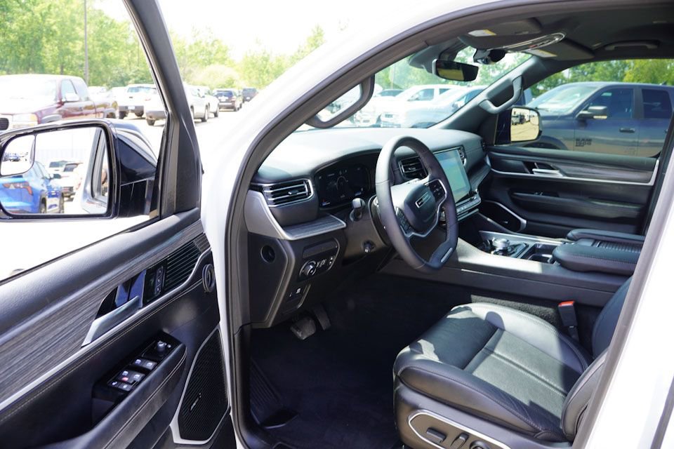 Used 2024 Jeep Wagoneer Series II w/ Flexible Seating Group image 15