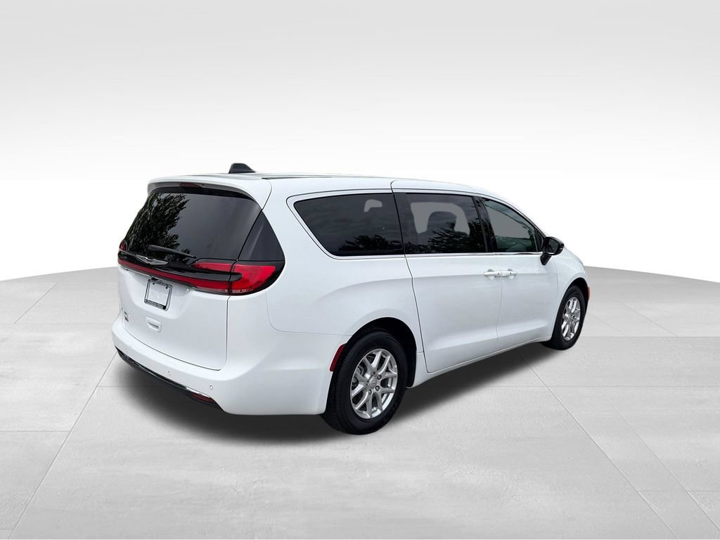 Used 2026 Chrysler Pacifica Select FWD image 6