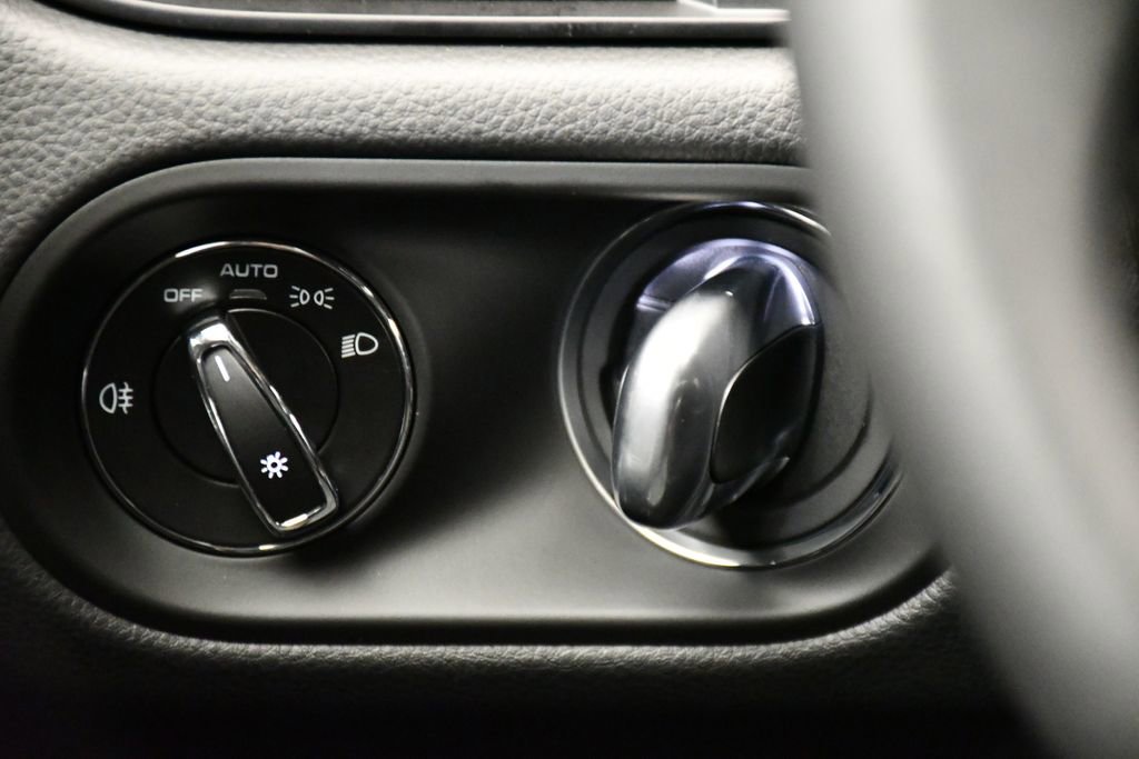 Used 2025 Porsche Macan image 25