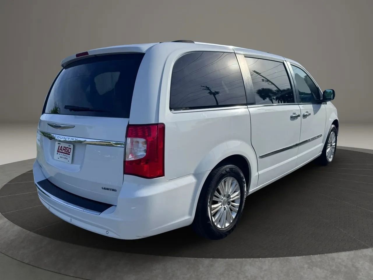 Used 2015 Chrysler Town & Country Limited FWD image 6