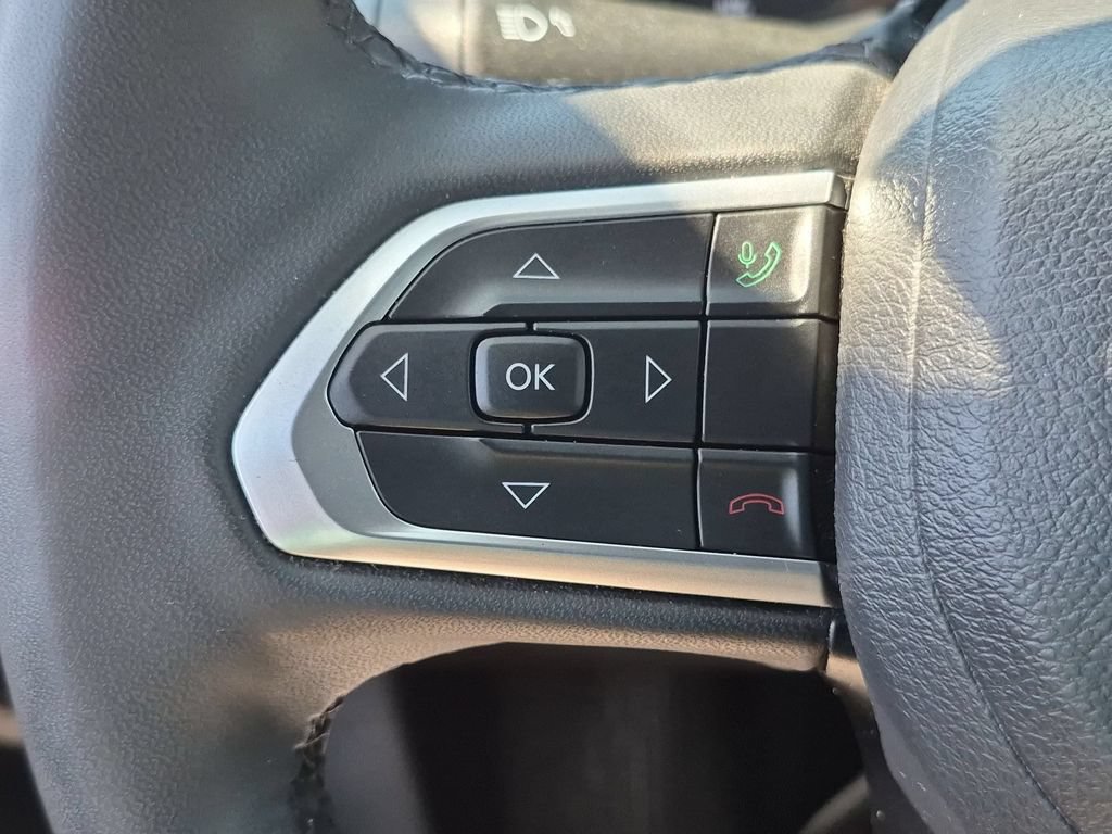 Used 2025 Jeep Compass Latitude w/ Sun & Sound Group AWD/4WD image 21