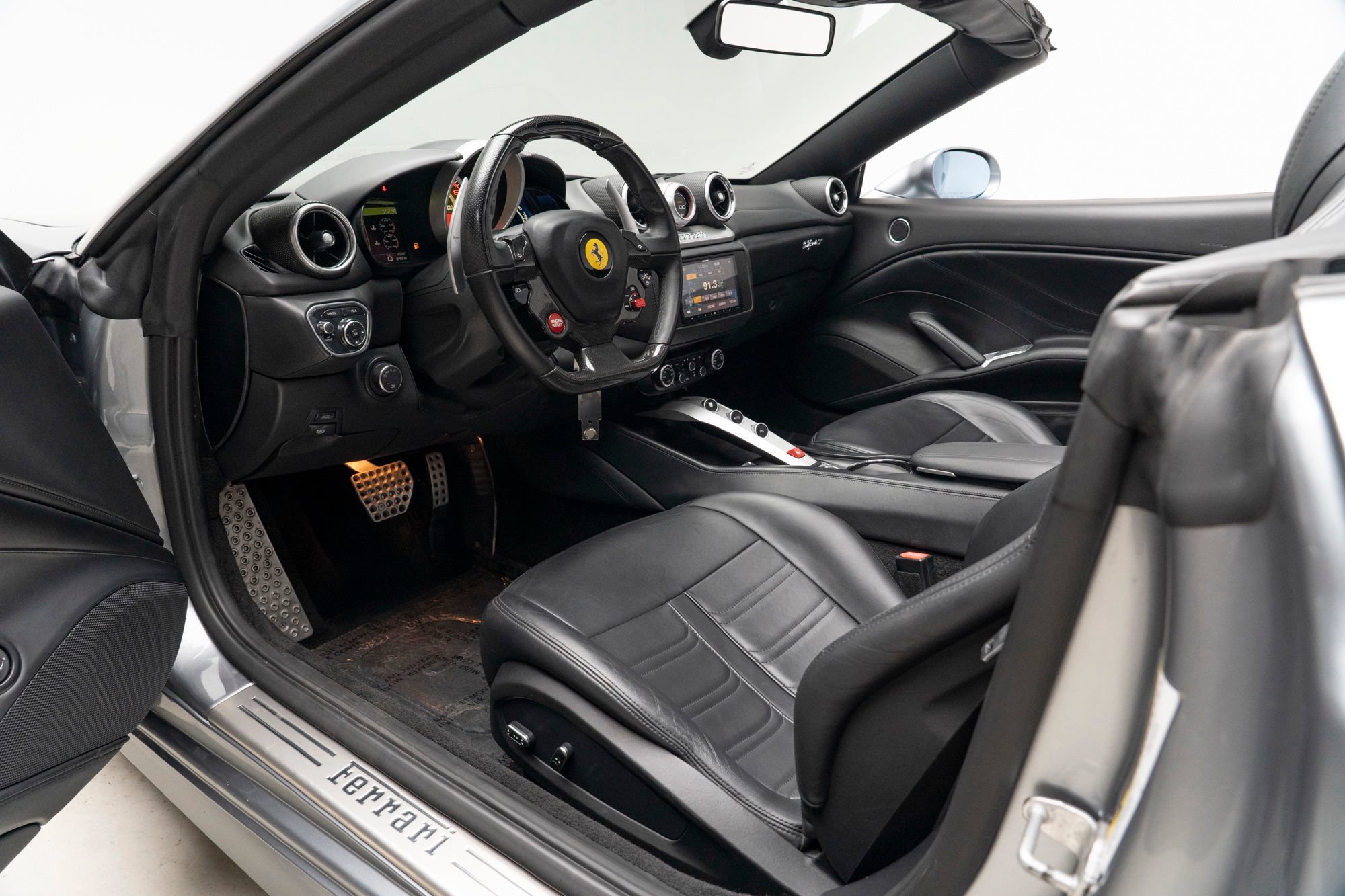 Used 2016 Ferrari California T RWD image 14