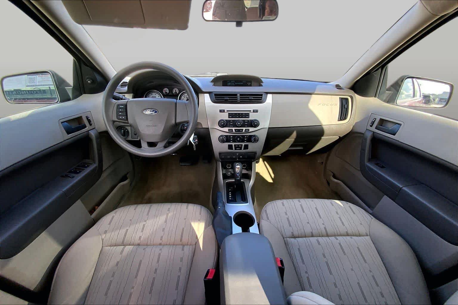 Used 2010 Ford Focus SE FWD image 14