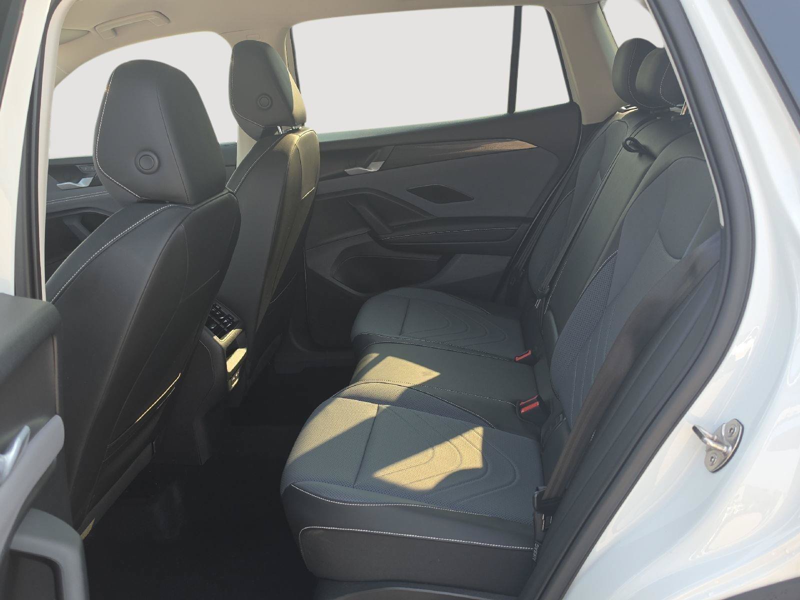 Certified 2025 Volkswagen Tiguan SE AWD/4WD image 6