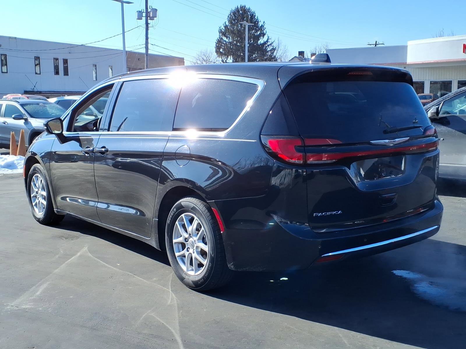 Used 2023 Chrysler Pacifica Touring-L image 3