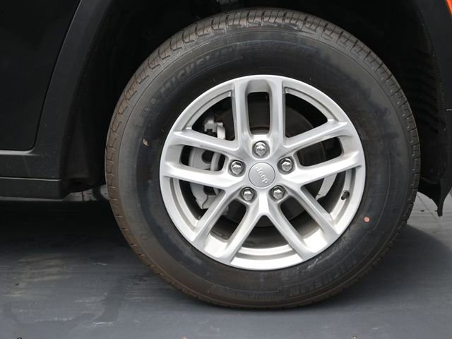 Used 2024 Jeep Grand Cherokee Laredo X image 29