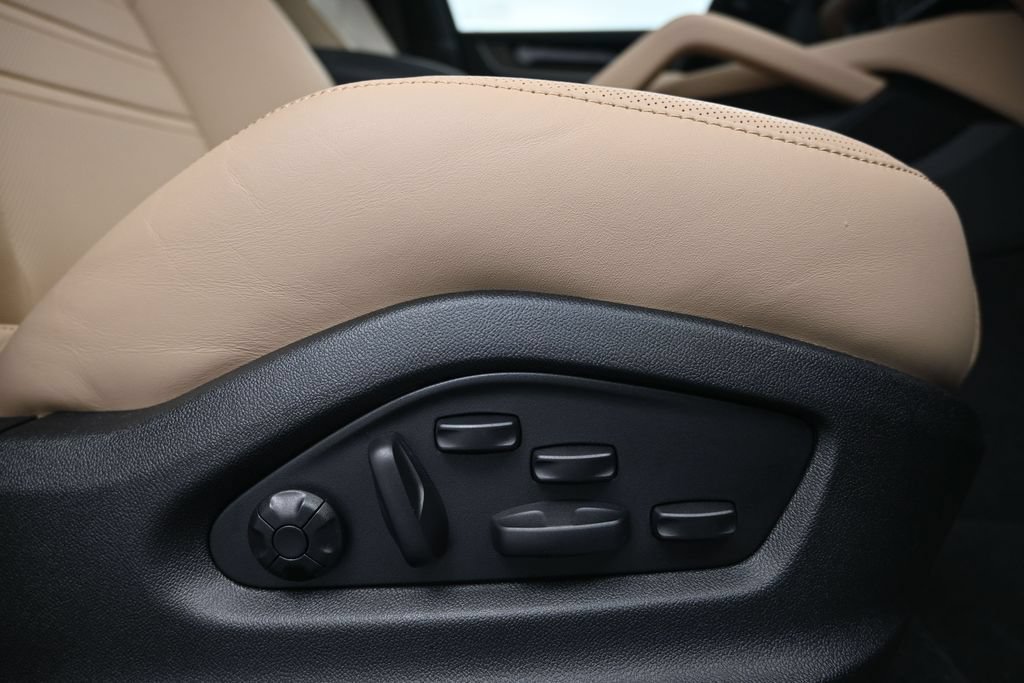 Certified 2025 Porsche Cayenne Coupe AWD/4WD image 15