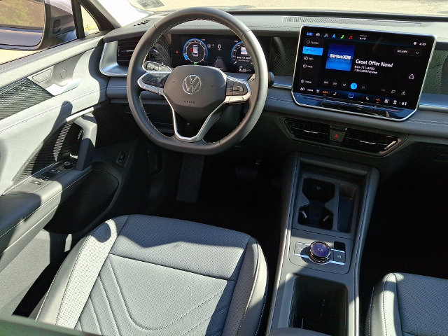 Used 2025 Volkswagen Tiguan SE w/ Panoramic Sunroof Package AWD/4WD image 14
