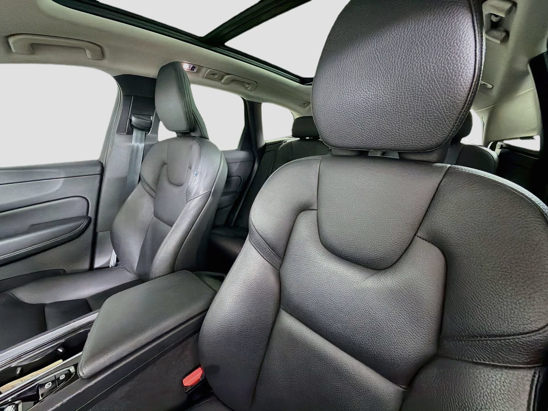 Used 2021 Volvo XC60 T5 Momentum w/ Premium Package FWD image 21