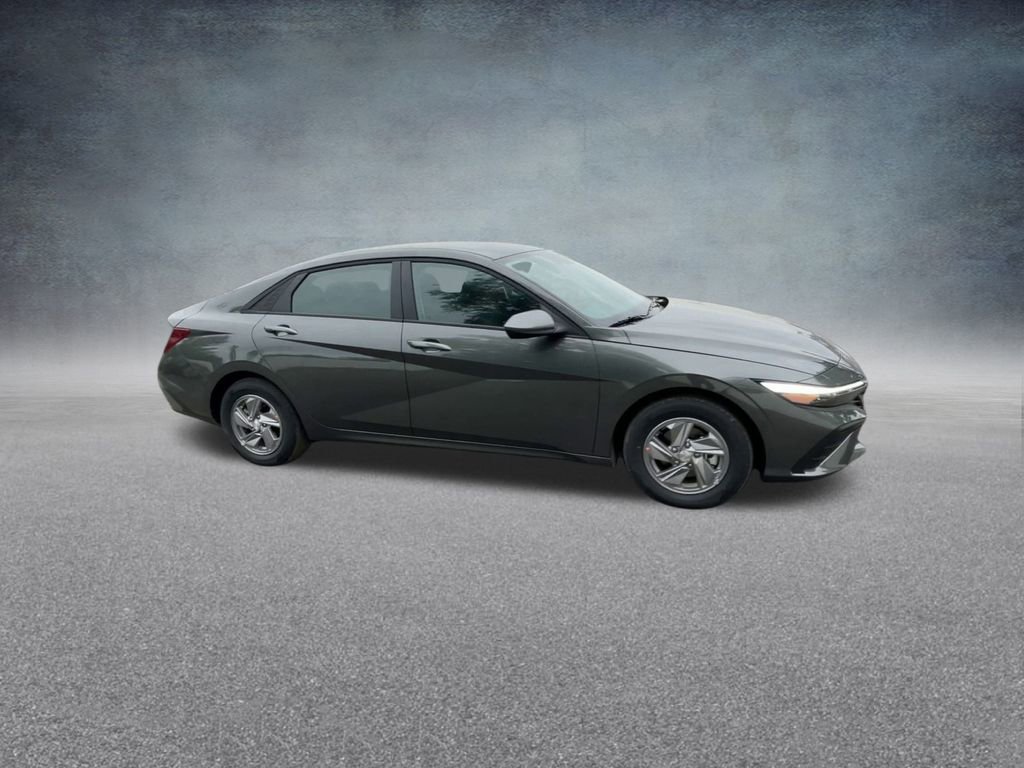 Used 2025 Hyundai Elantra SE image 27