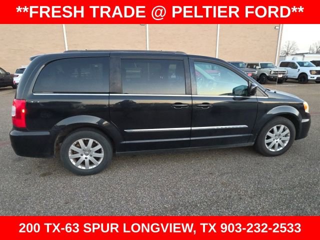 Used 2015 Chrysler Town & Country Touring image 11