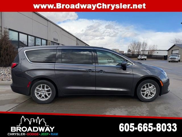 Used 2023 Chrysler Voyager LX image 5
