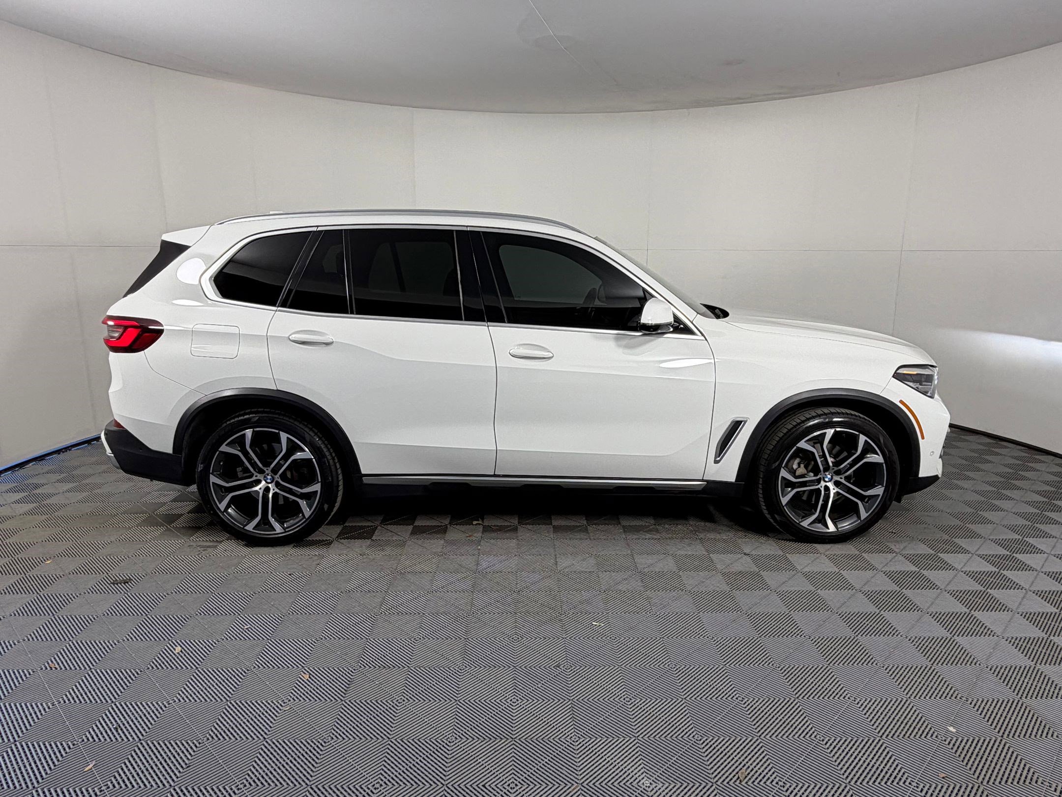 Used 2023 BMW X5 sDrive40i w/ Parking Assistance Package image 8