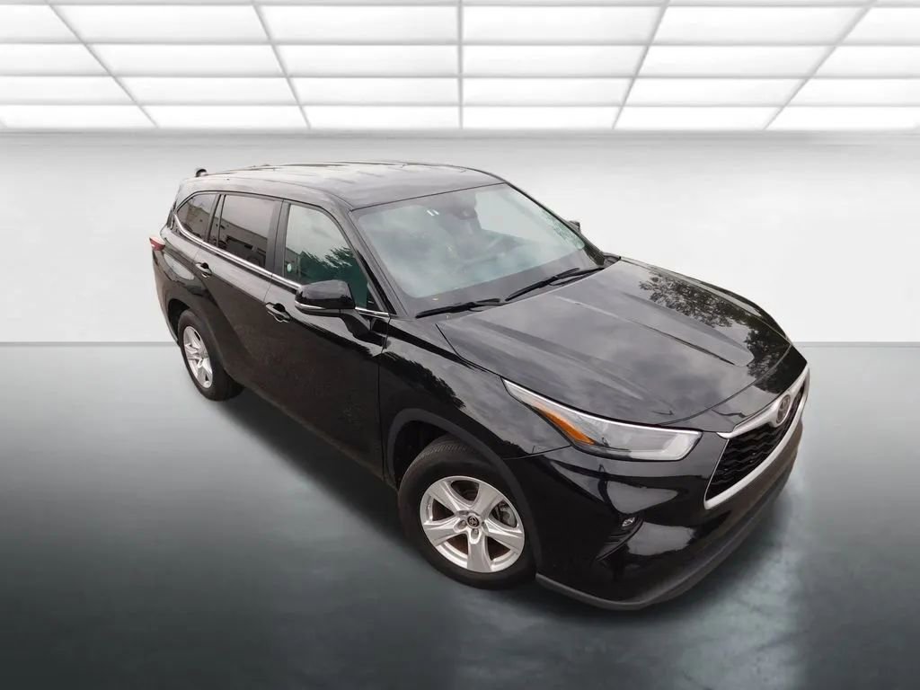 Used 2024 Toyota Highlander LE image 2