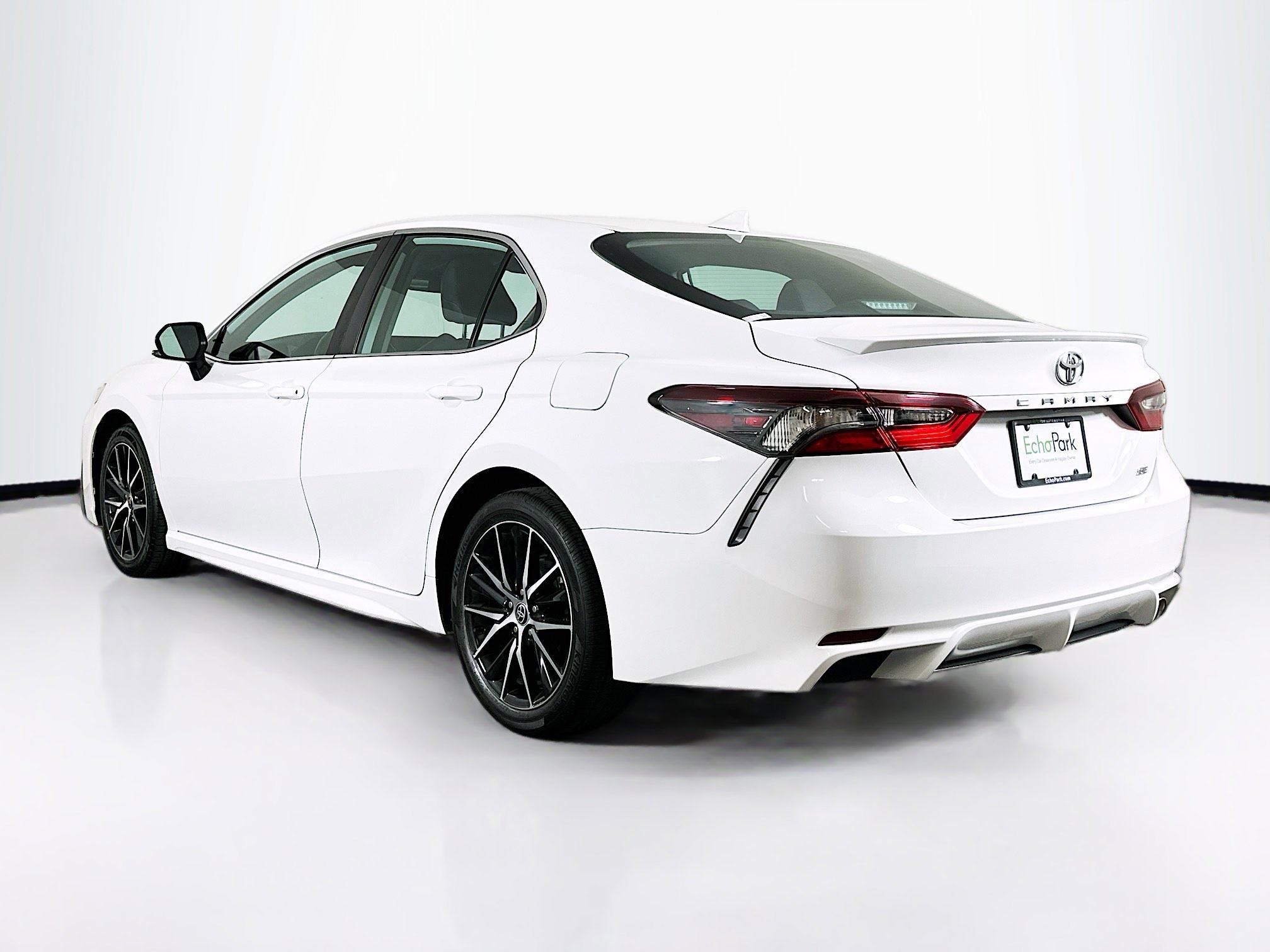 Used 2023 Toyota Camry SE image 5