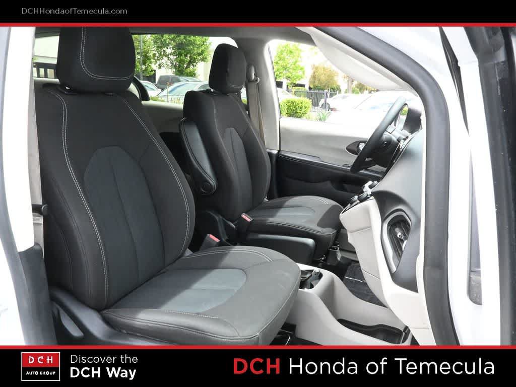 Used 2022 Chrysler Voyager LX FWD image 22