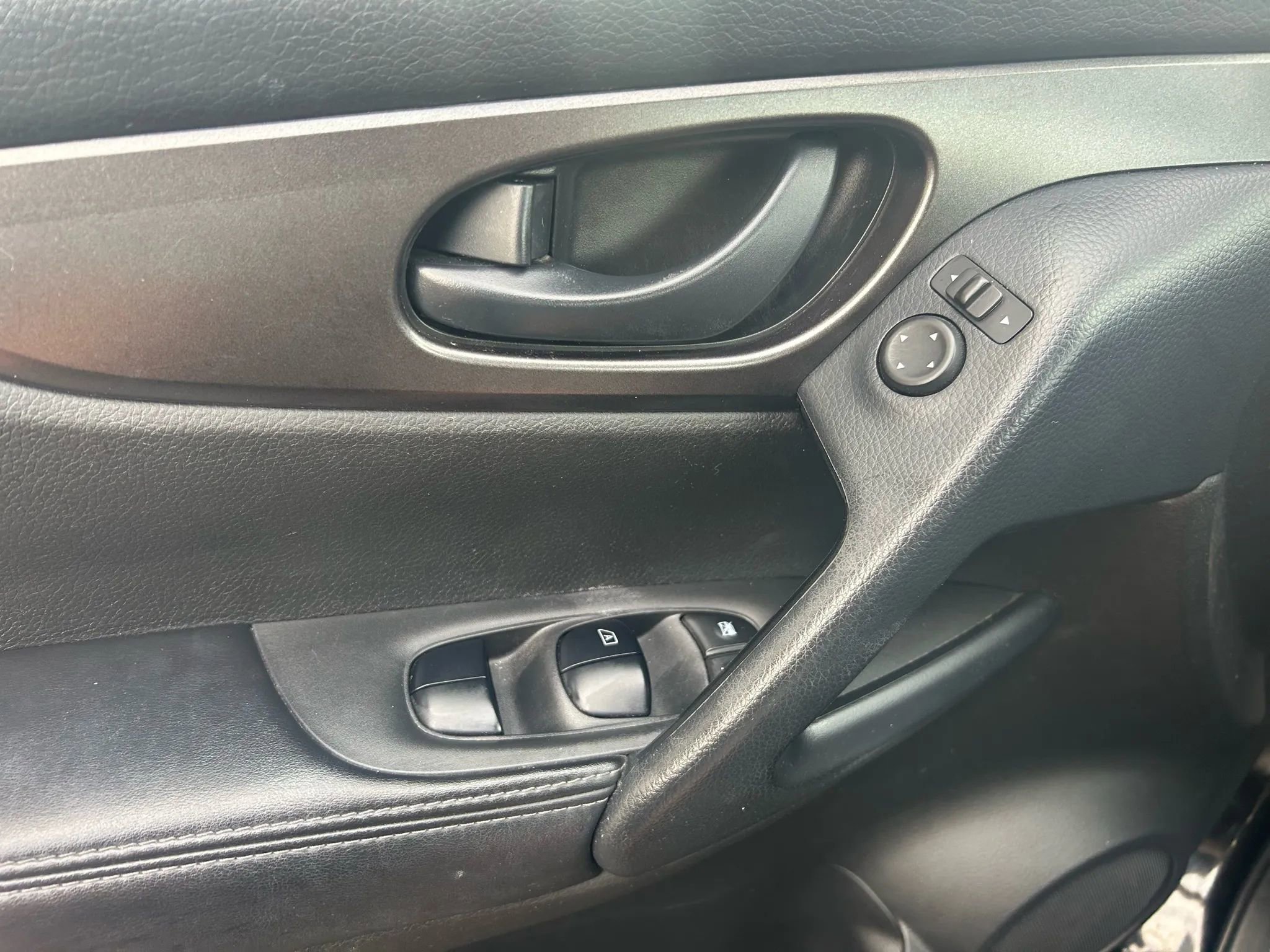 Used 2020 Nissan Rogue Sport S image 11