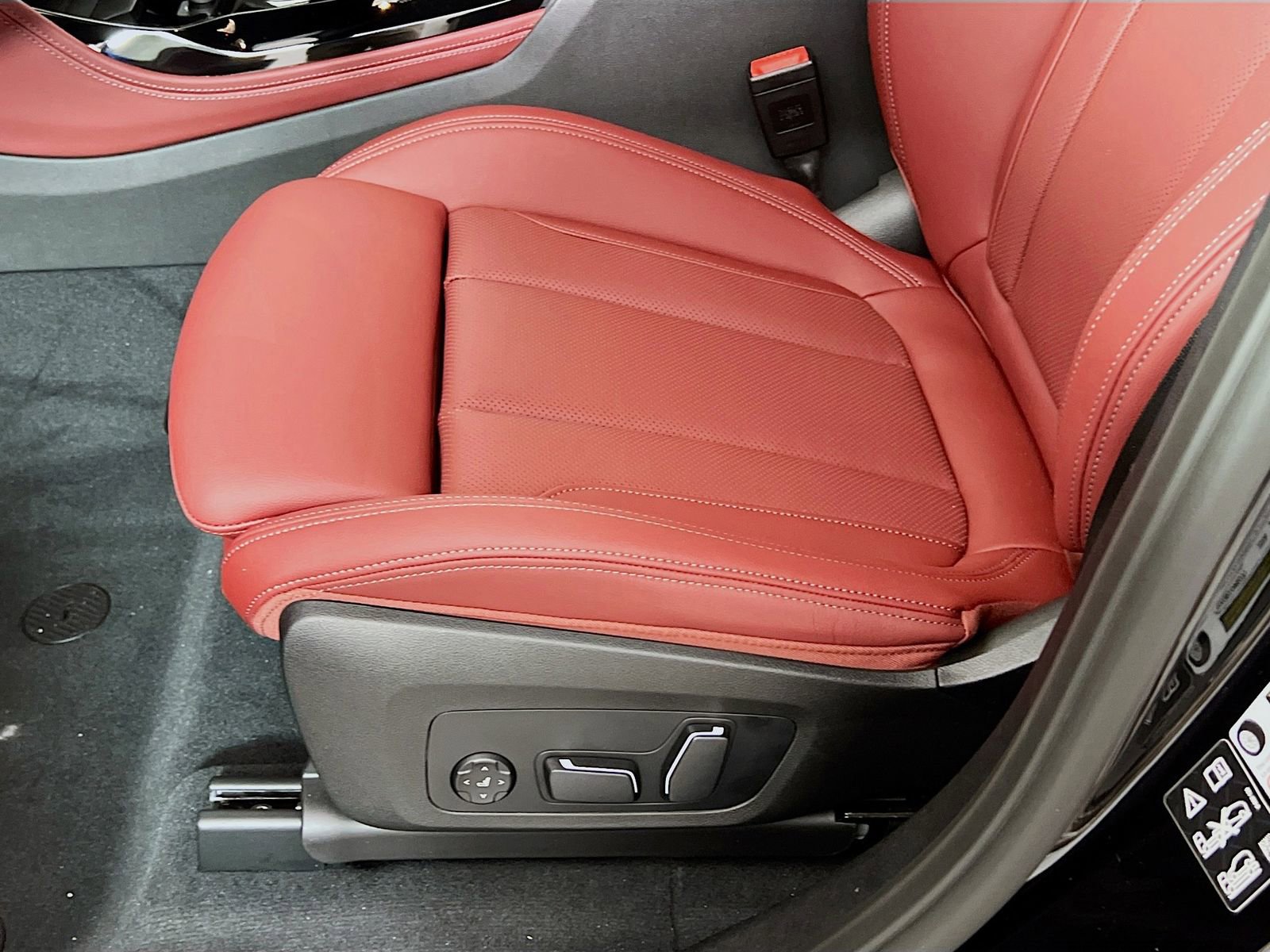 New 2025 BMW X4 xDrive30i w/ Convenience Package image 21