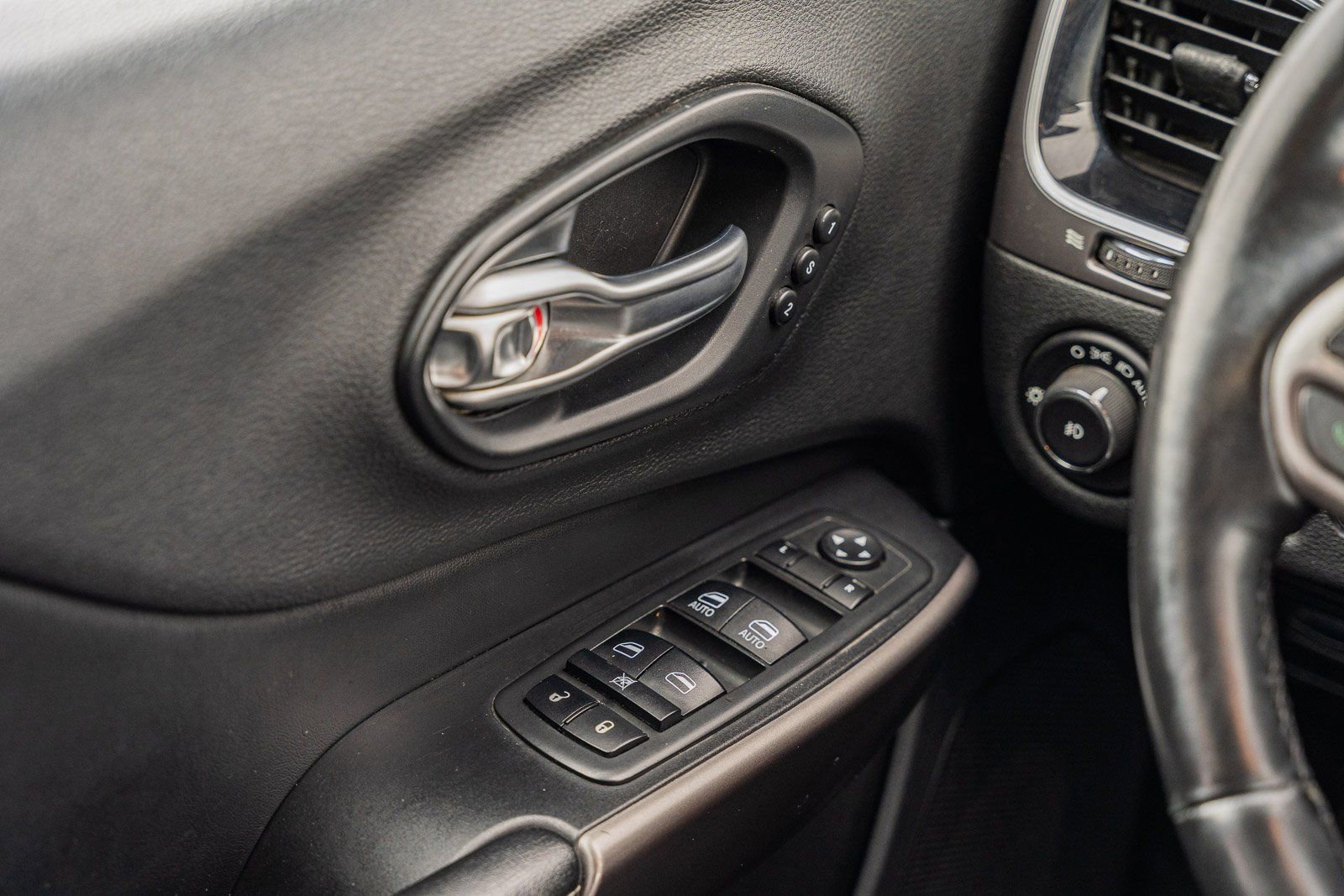 Used 2019 Jeep Cherokee Limited image 29