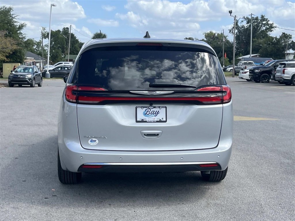 New 2026 Chrysler Pacifica Select image 4