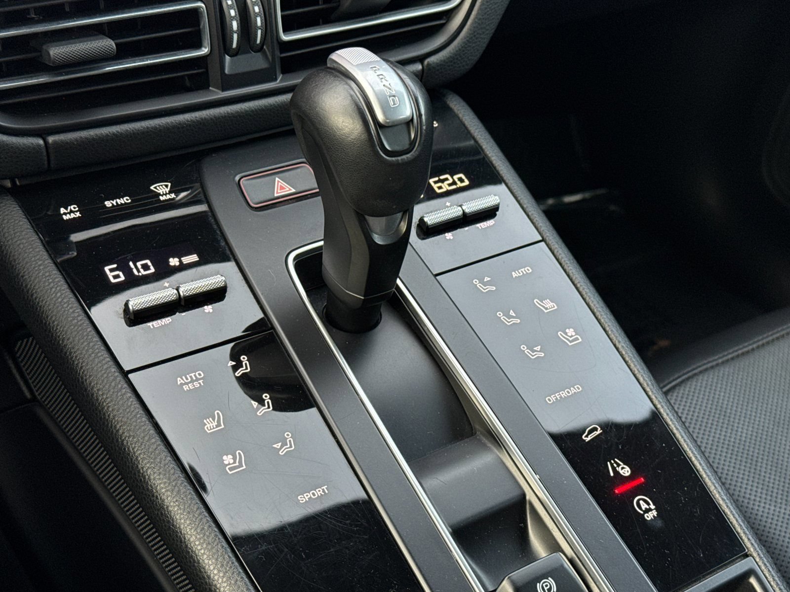 Used 2024 Porsche Macan AWD/4WD image 20