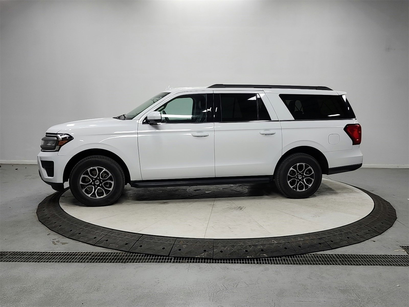 Used 2024 Ford Expedition Max XLT image 4